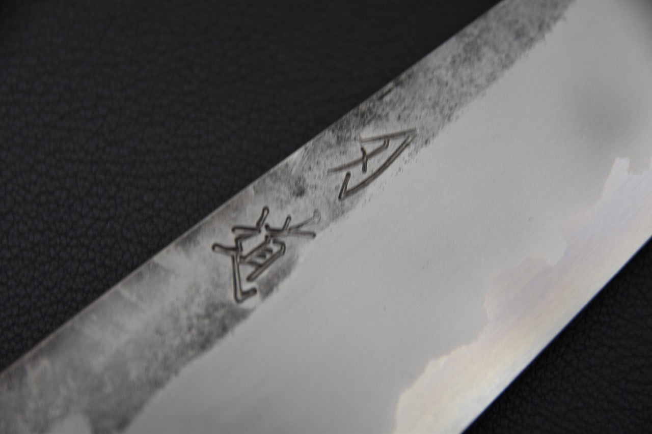 Gros plan sur la lame polie d’un couteau japonais Gyuto 210mm Kirisame.