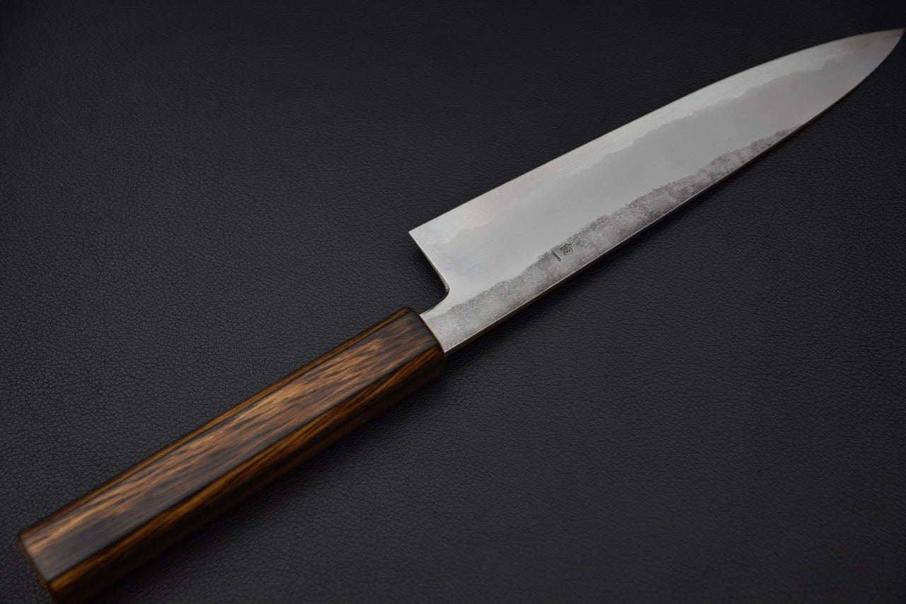 Détail du hamon distinctif sur la lame d’un couteau japonais Gyuto.