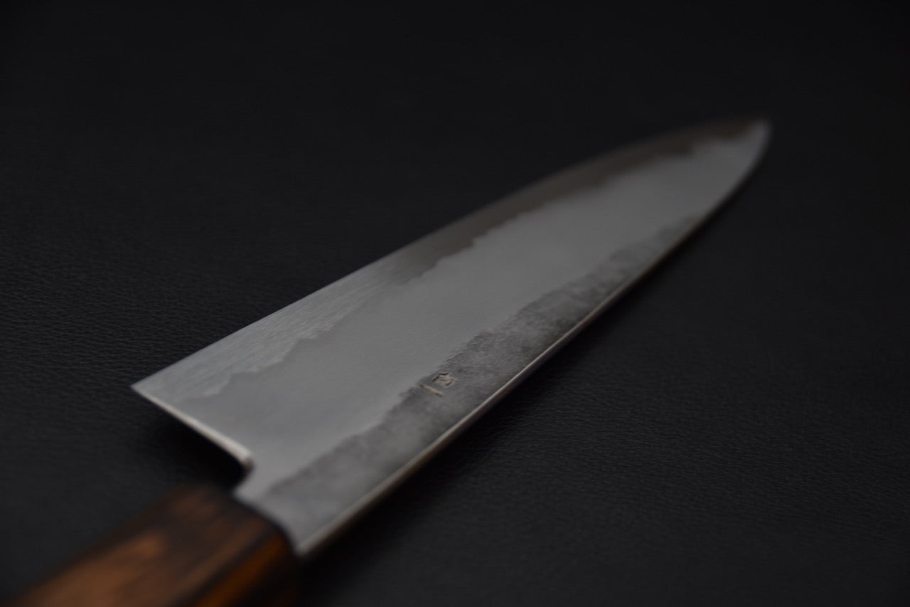 Couteau japonais Gyuto traditionnel avec gravure artisanale sur la lame.