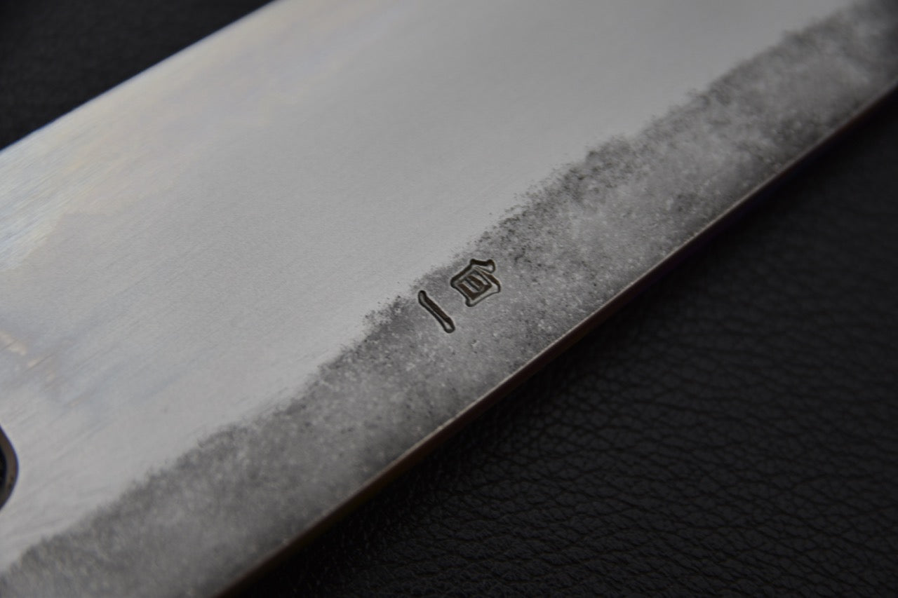 Profil fin et équilibré d’un couteau japonais Gyuto en acier Shirogami.