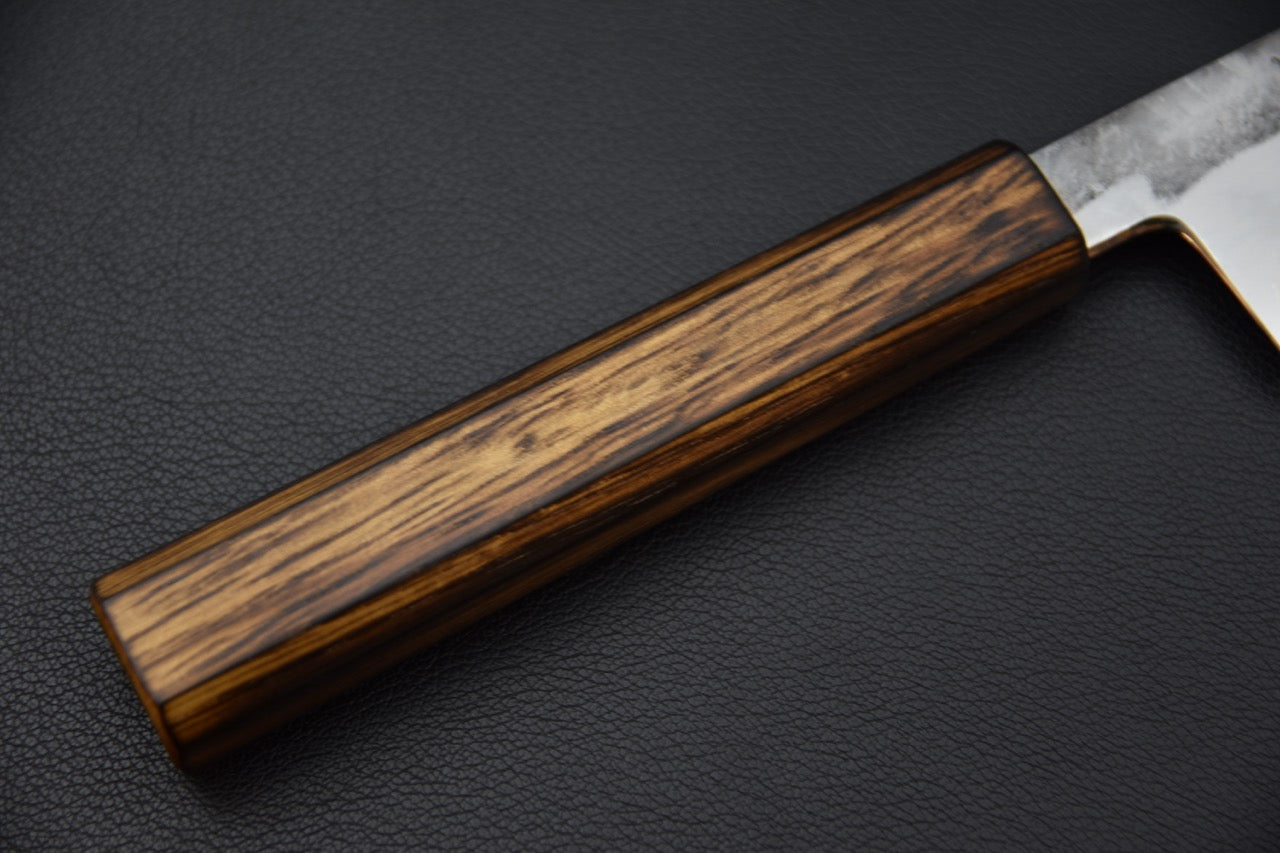 Manche en bois de chêne brûlé d’un couteau japonais Gyuto haut de gamme.