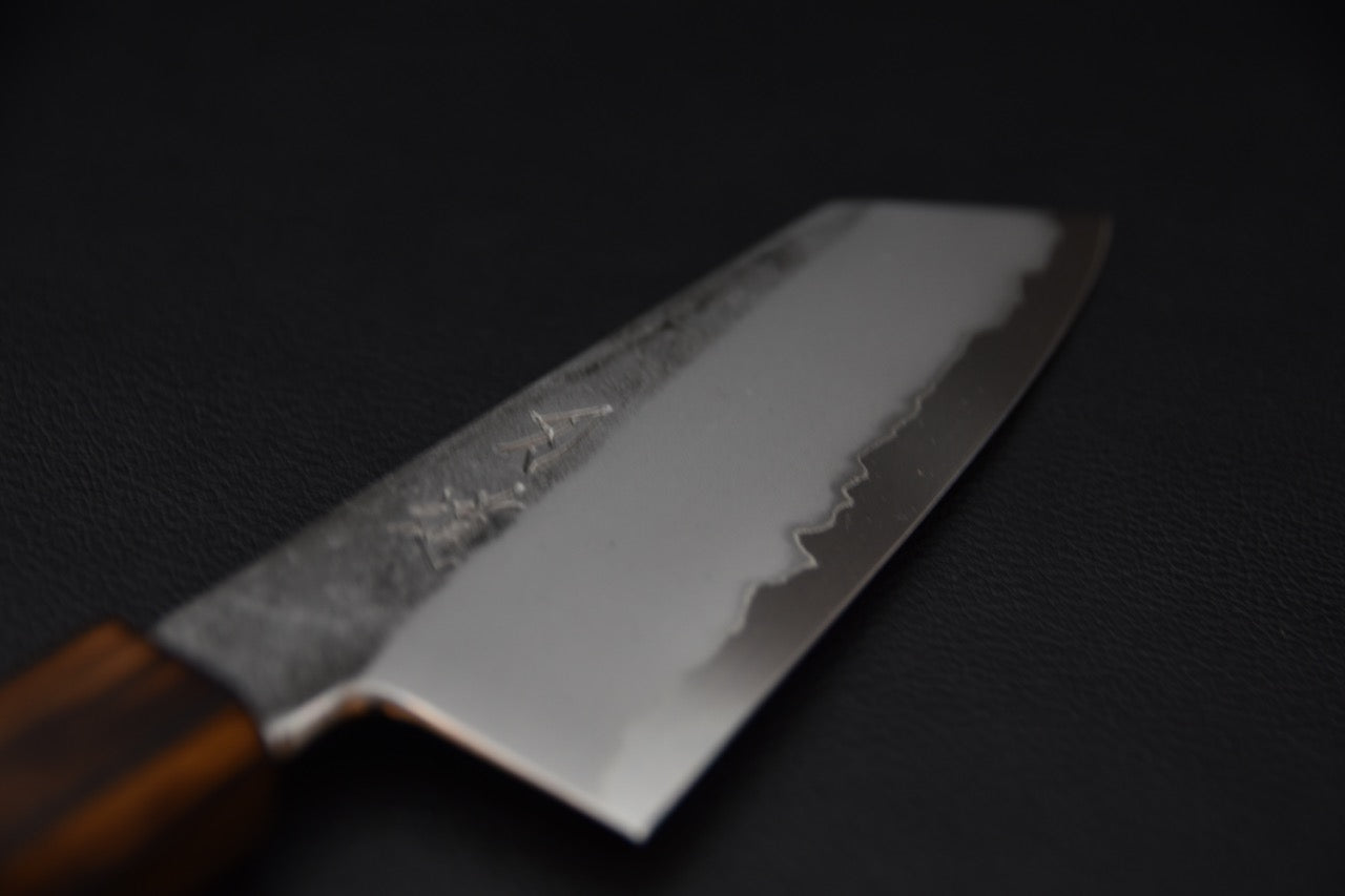 Détail de la lame de couteau japonais Ko-Bunka montrant la ligne de trempe polie.