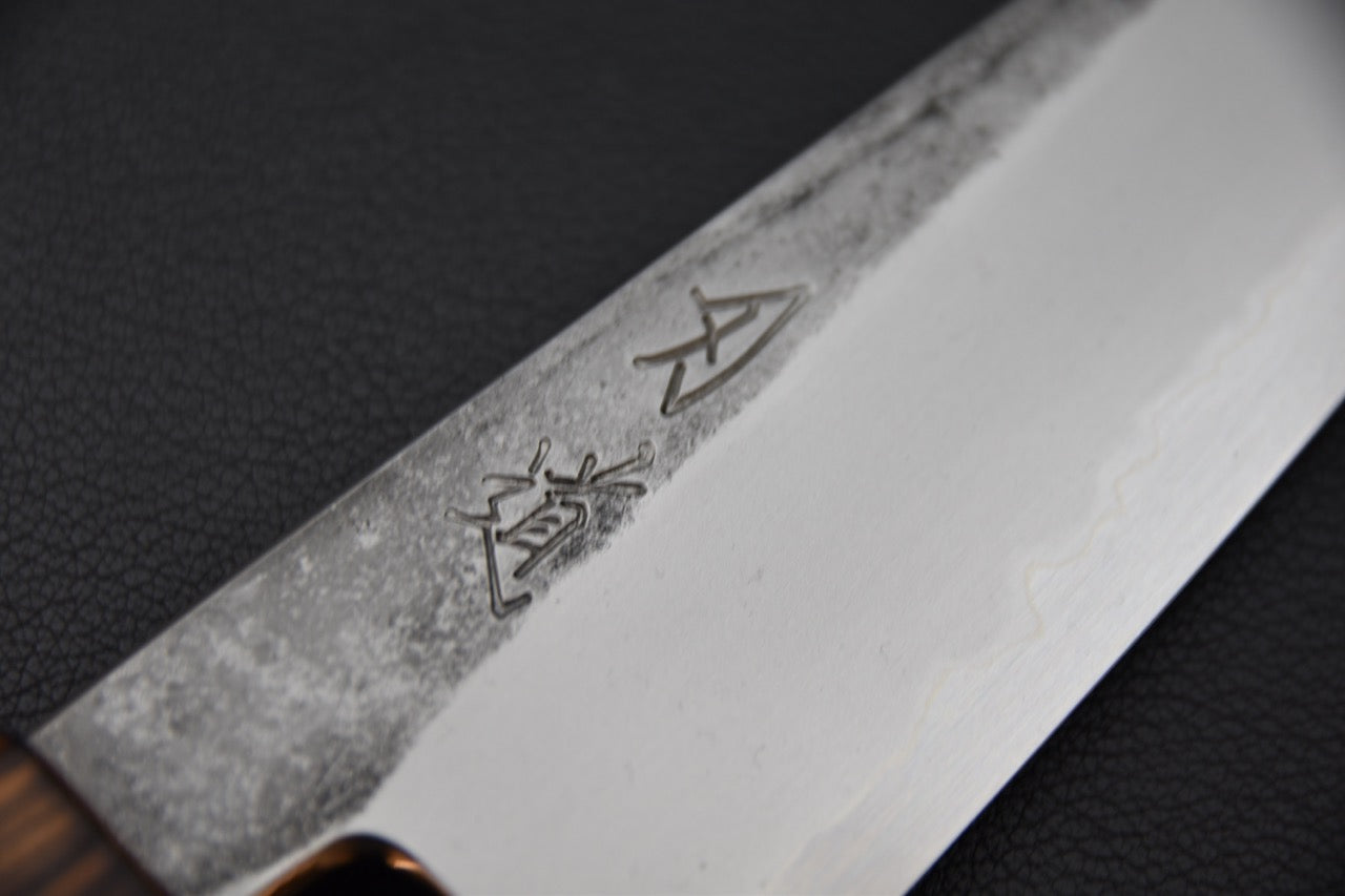 Gravure artisanale sur la lame d’un couteau japonais Ko-Bunka Shirogami #1.