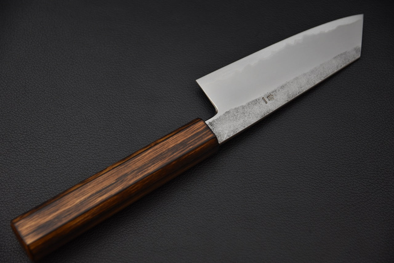 Profil complet d’un couteau japonais Ko-Bunka compact avec manche en bois sombre.