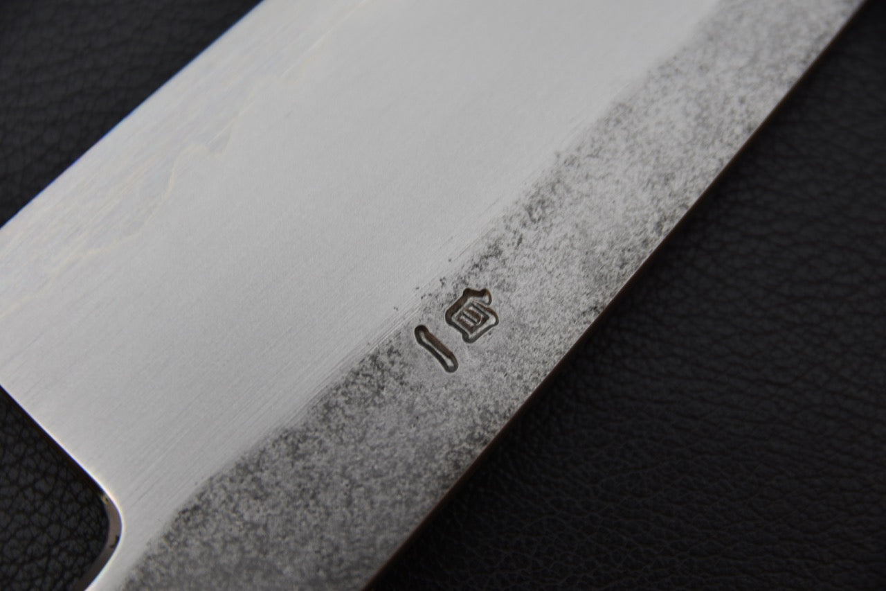 Manche octogonal en bois naturel d’un couteau japonais Ko-Bunka traditionnel.