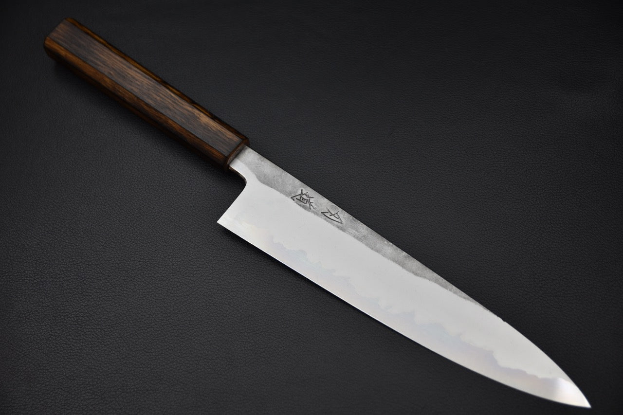 Couteau japonais gyuto Kirisame 240 mm avec lame brillante et motif nuageux distinctif.