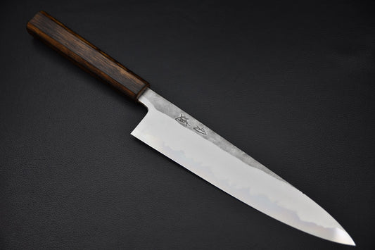 Couteau japonais gyuto Kirisame 240 mm avec lame brillante et motif nuageux distinctif.