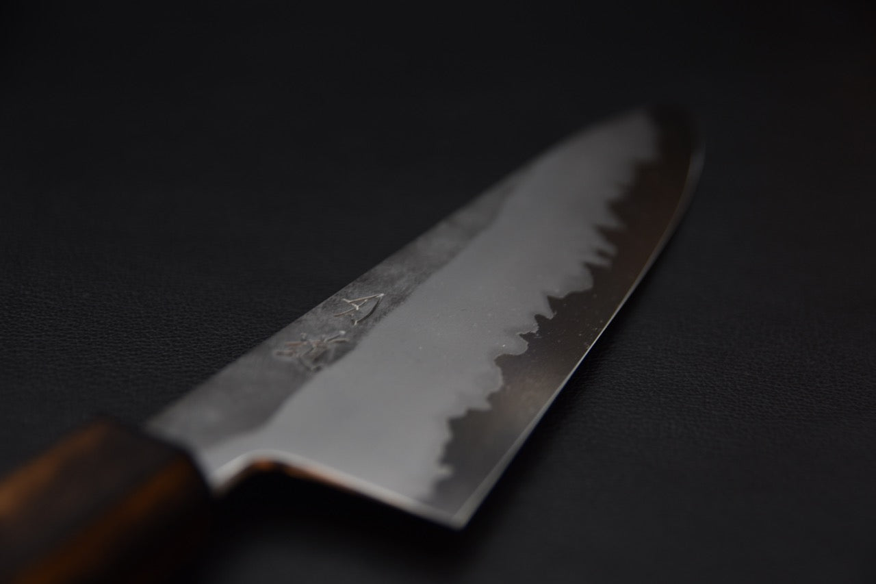 Gros plan sur la lame du couteau japonais Kirisame montrant le contraste acier poli et hamon.