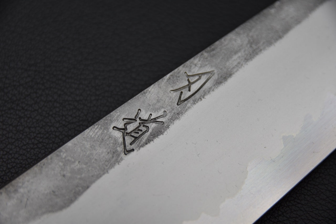 Gravure artisanale sur la lame d’un couteau japonais gyuto Kirisame 240 mm.