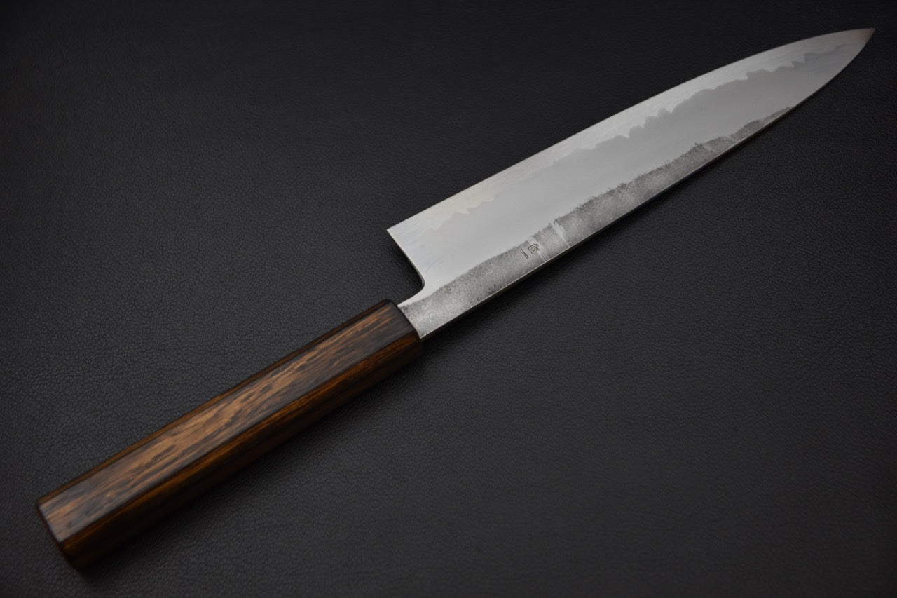 Vue complète d’un couteau japonais gyuto Kirisame au manche en bois sombre.