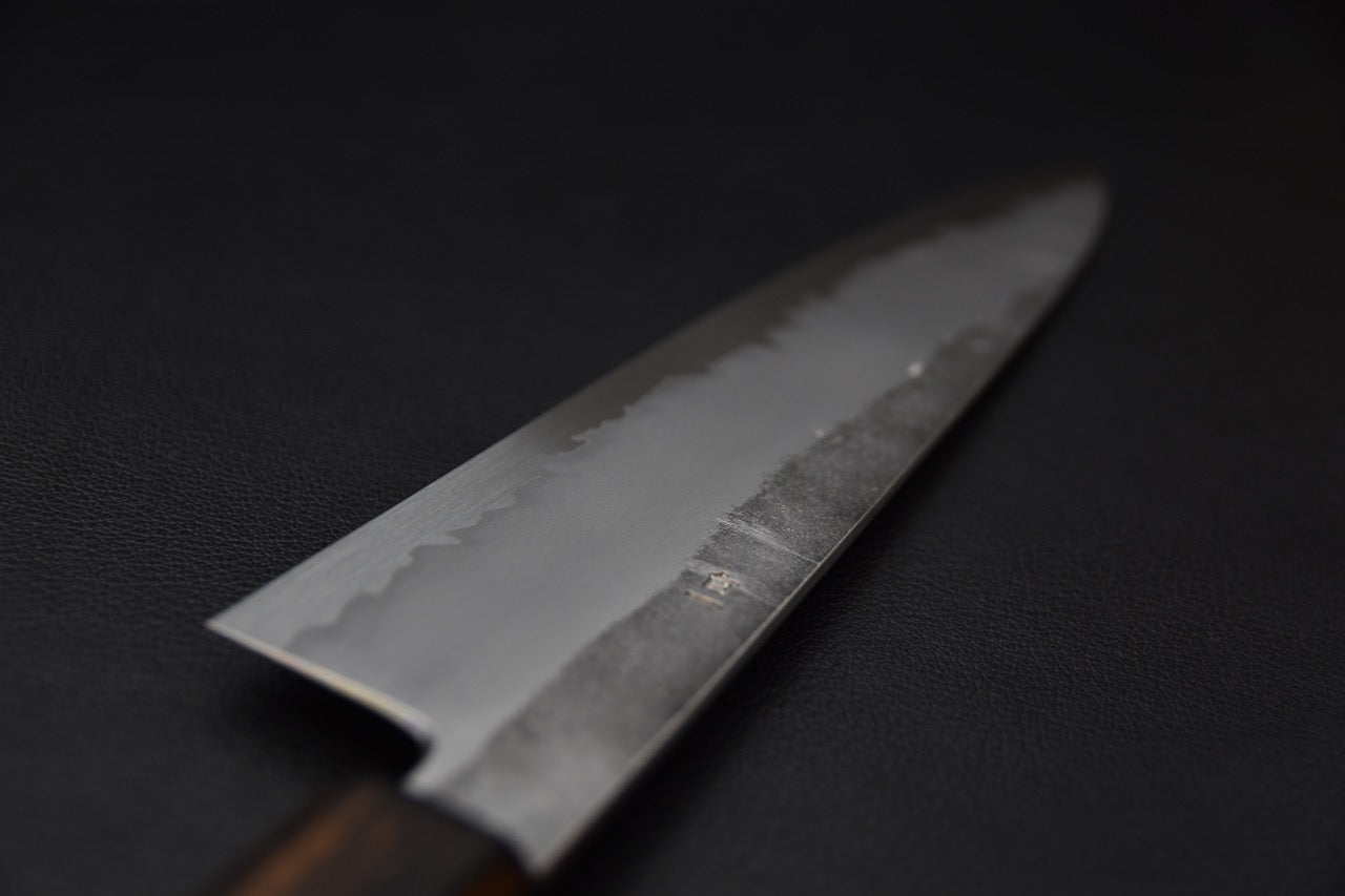 Profil affûté du couteau japonais Kirisame 240 mm, lame fine et tranchante.