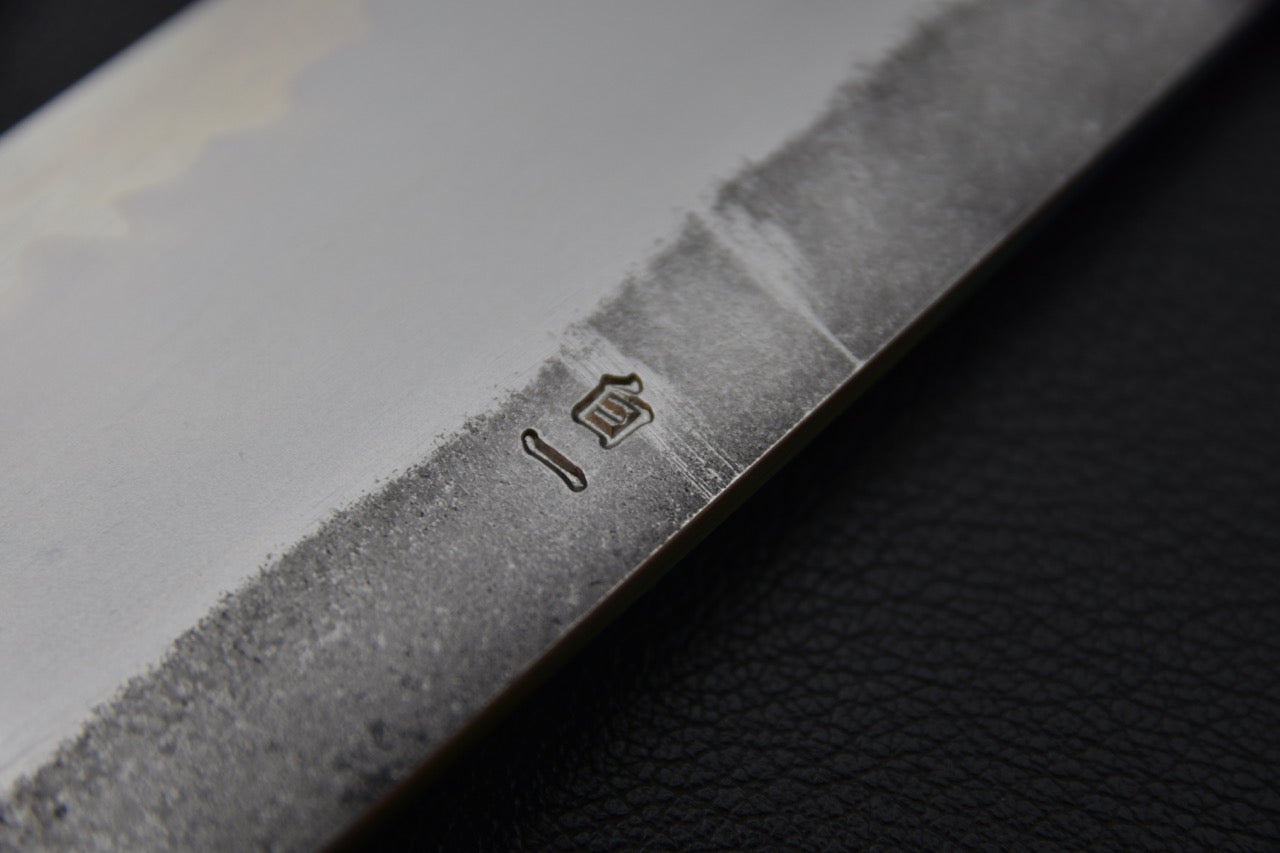 Détail du manche en bois sombre d’un couteau japonais gyuto Kirisame.