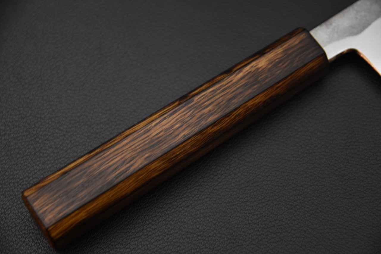 Pointe ultra fine et affûtée du couteau japonais japonais Kirisame vue de face.