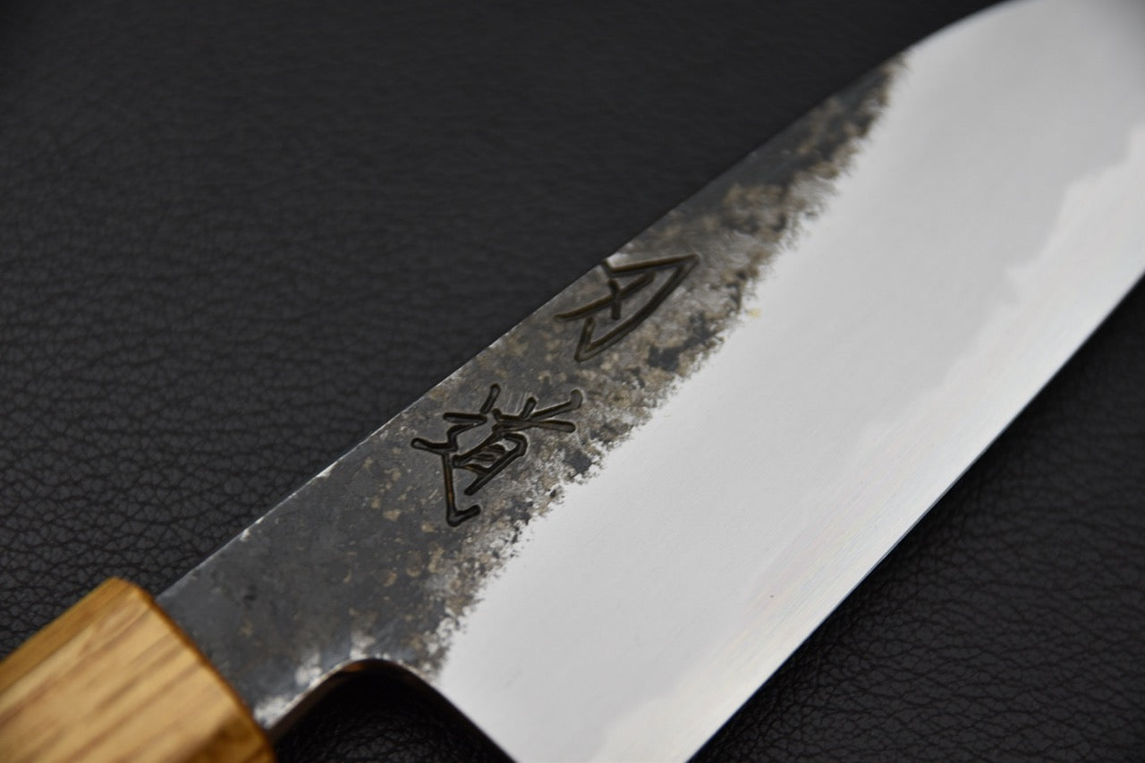 Marquage japonais sur la lame du couteau japonais Hado Sumi Ko-Santoku