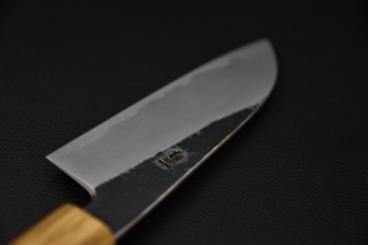 Dos de la lame du couteau japonais Hado Sumi montrant la finesse de l’émouture