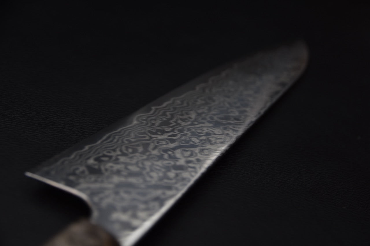 Détail de la pointe du couteau japonais gyuto Hatsukokoro Ginga, finition damas