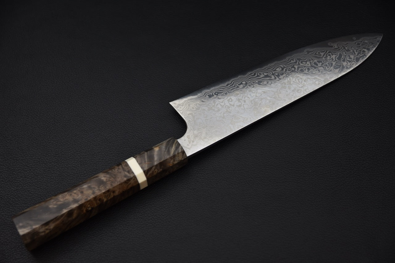 Gros plan sur le marquage de la lame du couteau japonais Hatsukokoro Ginga Santoku.