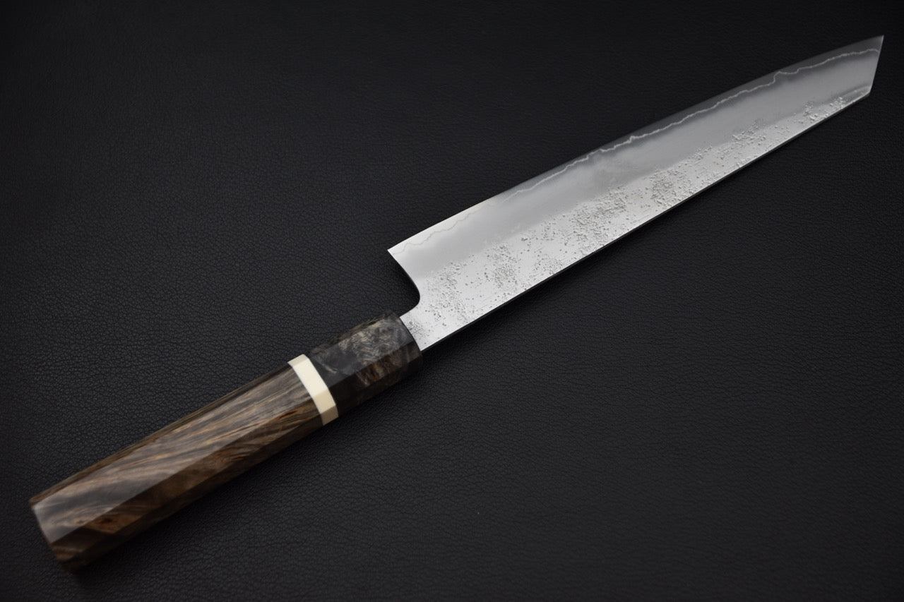 Couteau japonais kiritsuke gyuto 205mm avec manche octogonal en bois stabilisé et mitre claire.