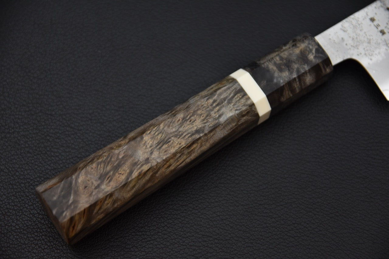 Détail du manche octogonal en bois stabilisé brun avec bague claire, couteau japonais.