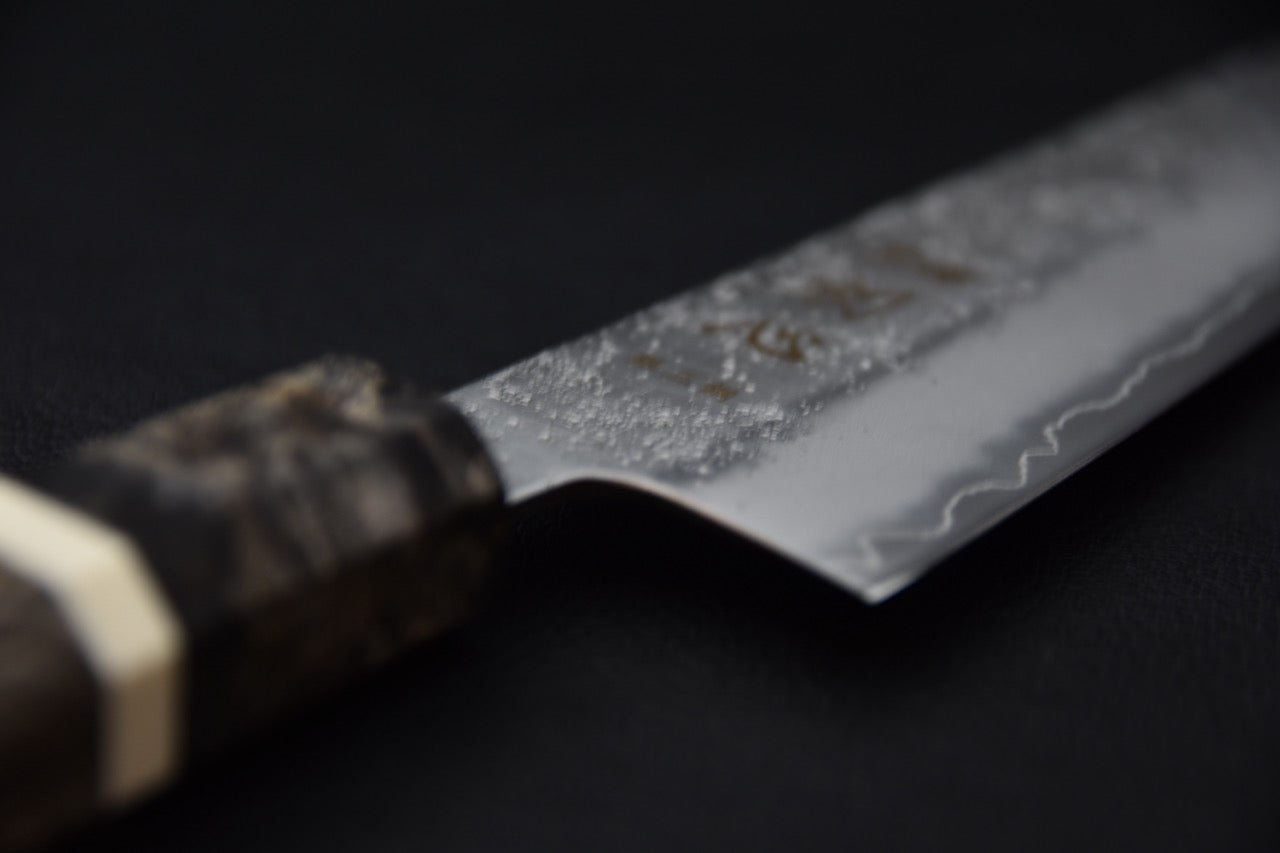 Vue de la pointe fine du couteau japonais kiritsuke gyuto 205mm, géométrie mince et tranchant précis.