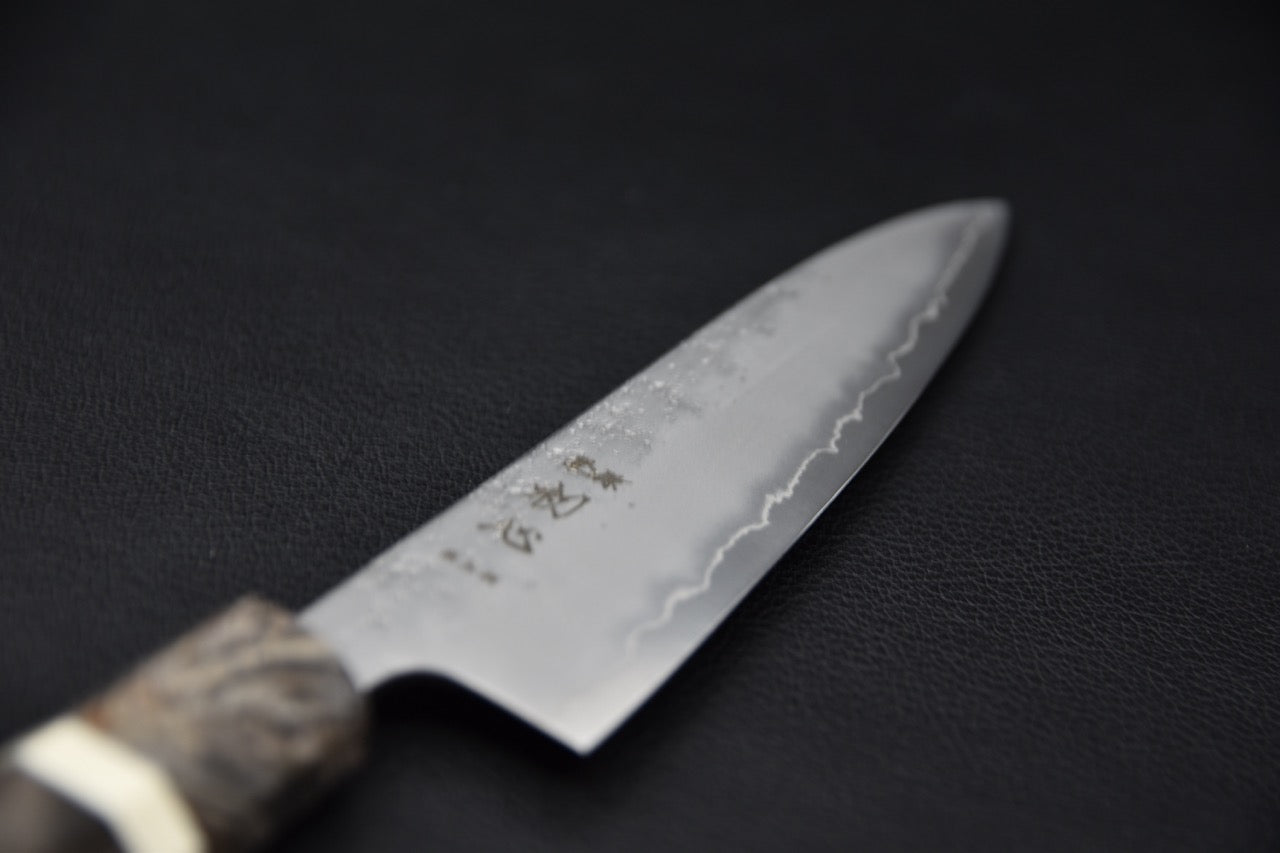 Couteau japonais petty Hatsukokoro Ginrei 130 mm, détail de la lame et de la ligne de trempe — Stay Sharp Montréal.