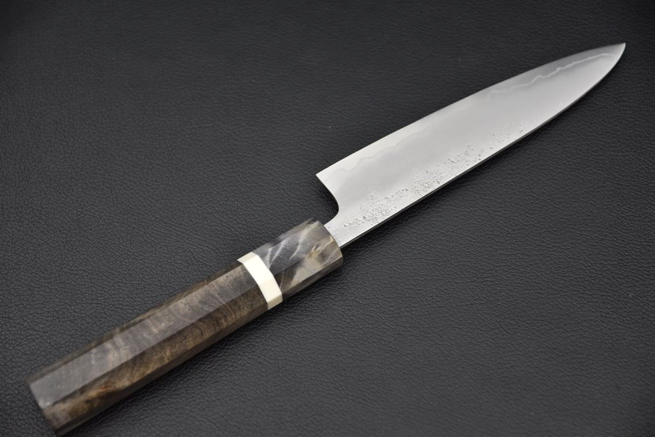 Vue complète du couteau japonais petty 130 mm Hatsukokoro Ginrei avec manche en bouleau — Stay Sharp Montréal.