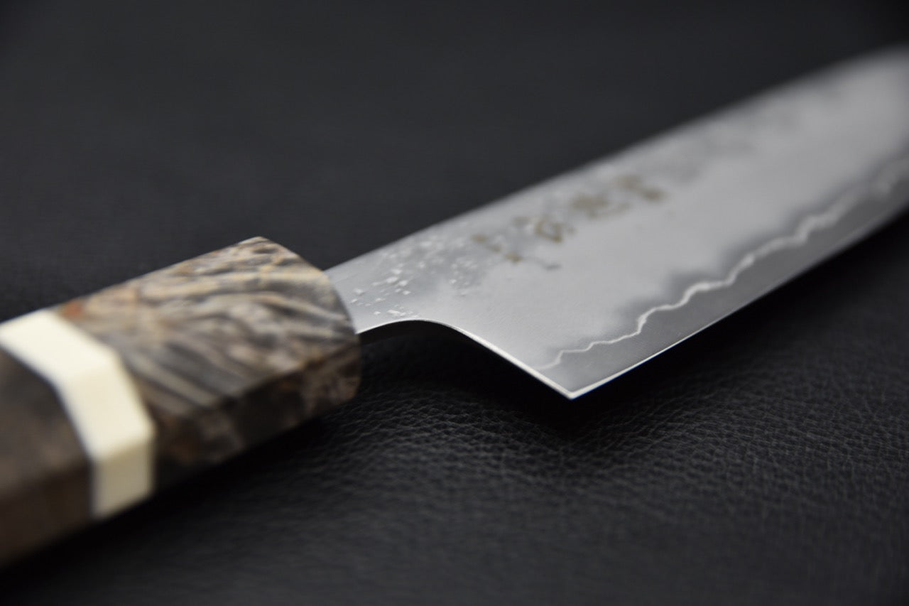 Détail du talon et du manche du couteau japonais petty Hatsukokoro Ginrei — Stay Sharp Montréal.