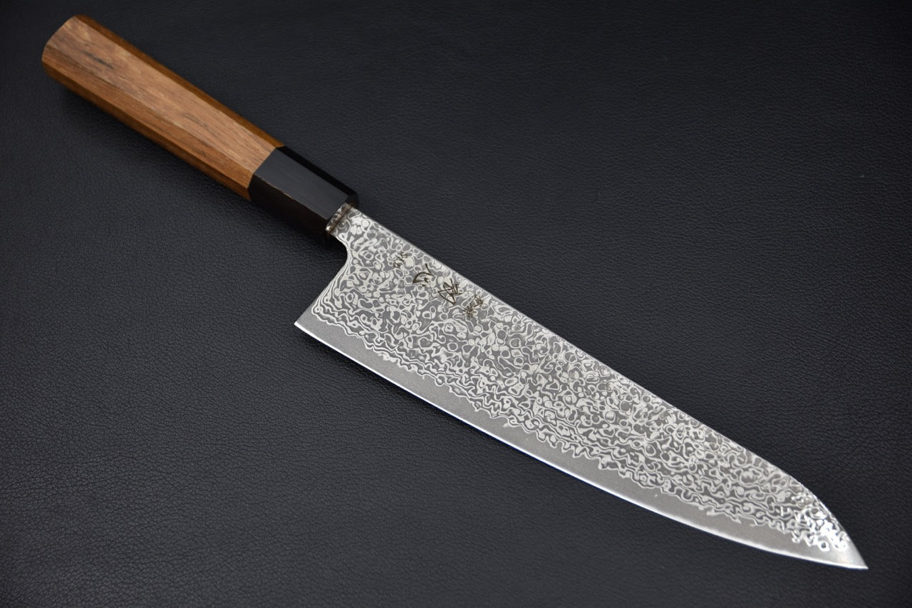 Couteau japonais gyuto 210mm en acier SLD, finition damas Kurozome, manche en teck — vue complète.
