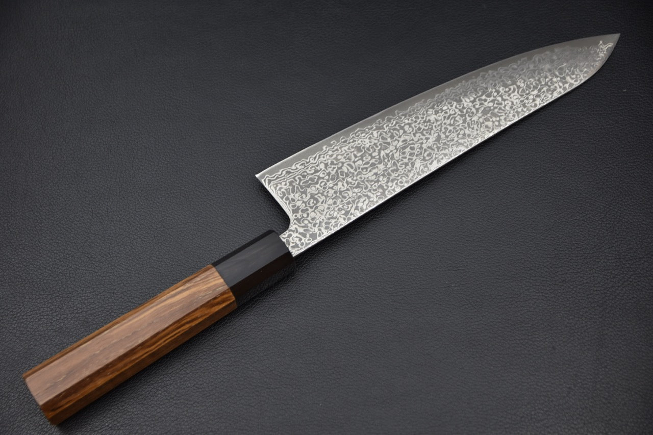 Couteau japonais gyuto SLD 210mm, vue d’ensemble de la lame au profil courbe.