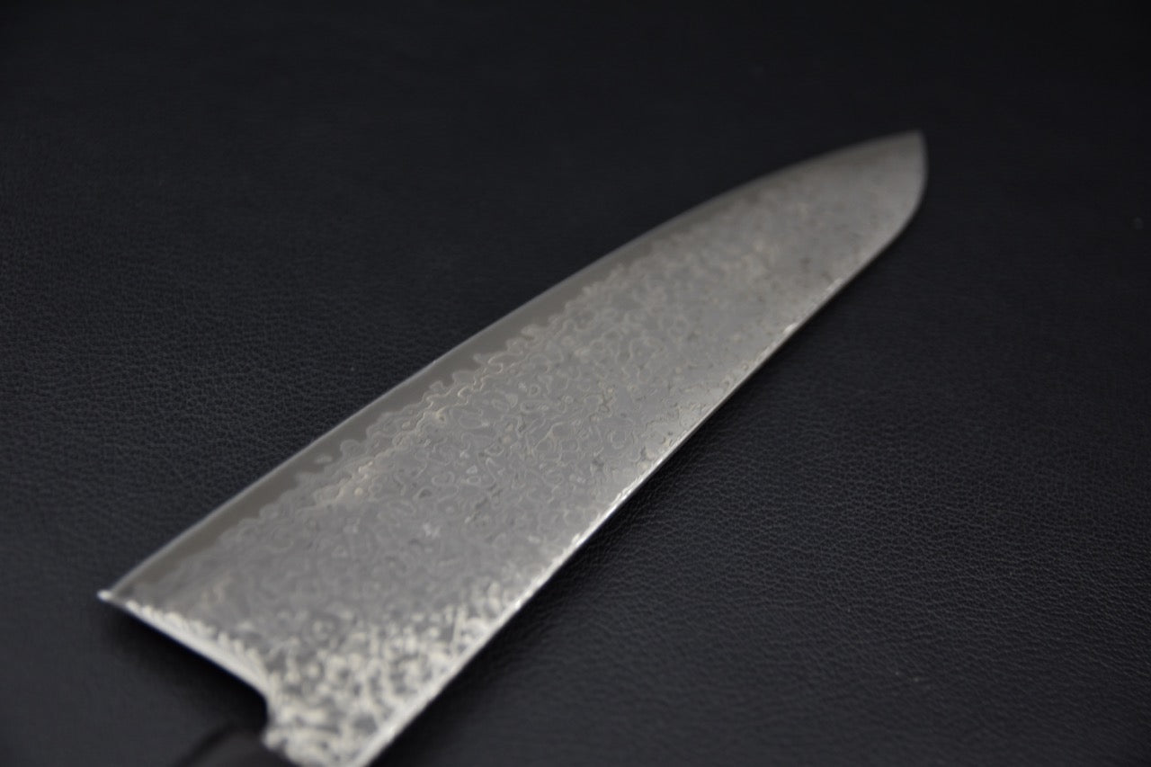 Couteau japonais gyuto 210mm, détail du bord de lame et du damas.