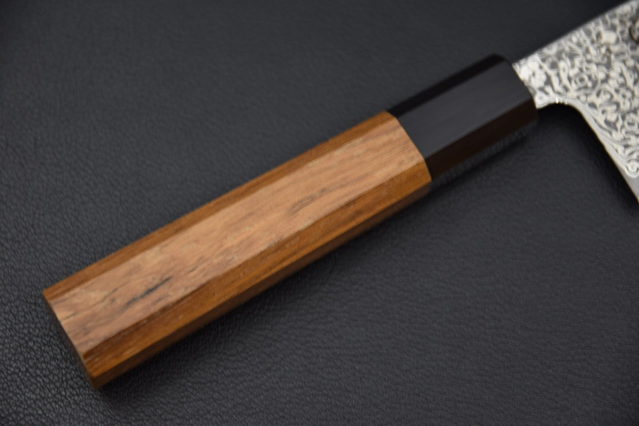 Manche en teck du couteau japonais gyuto 210mm, forme octogonale avec virole foncée.