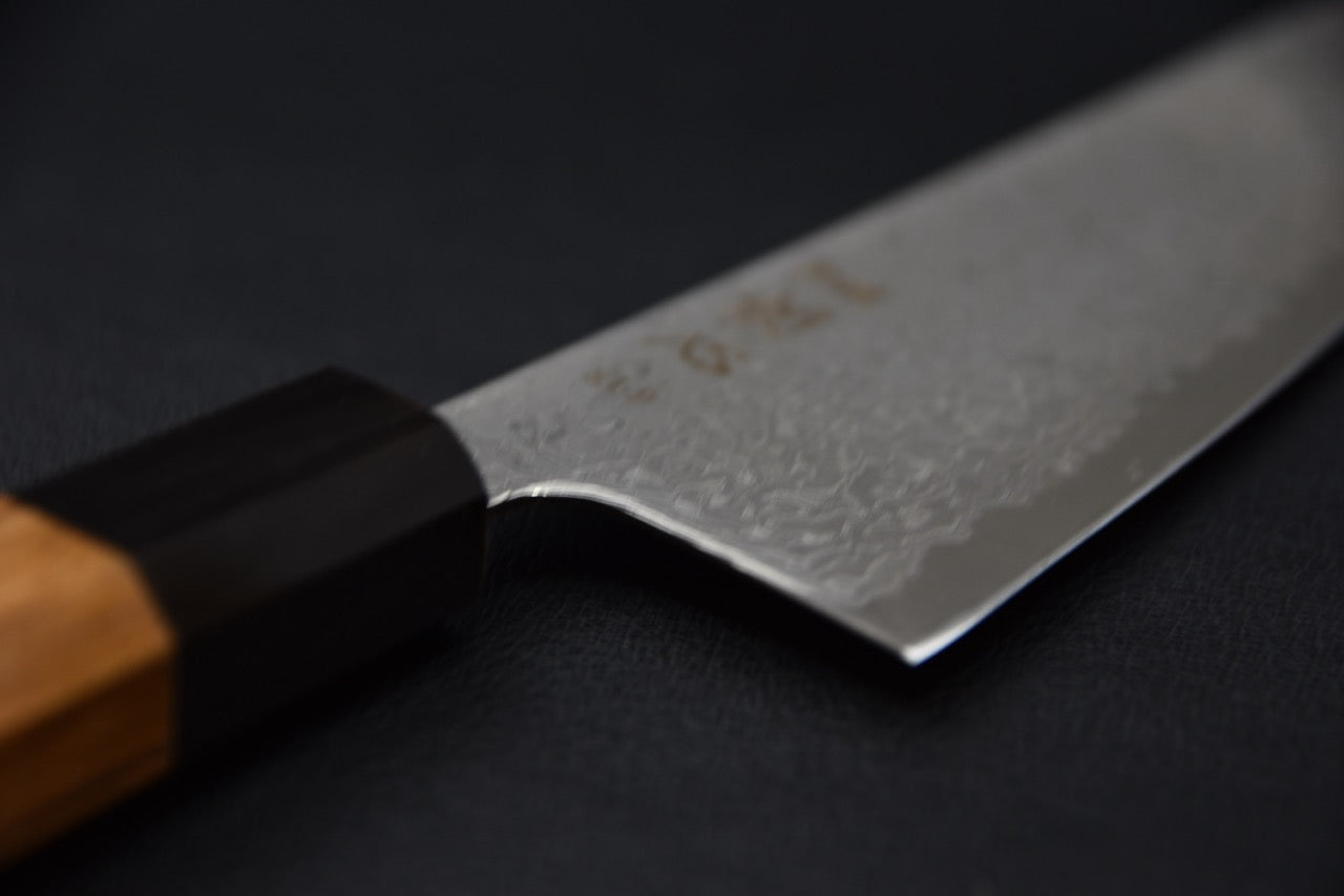 Couteau japonais gyuto 210mm, vue du spine illustrant l’épaisseur fine de la lame.