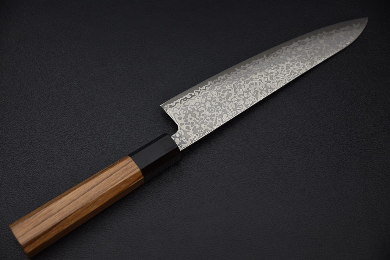 Couteau japonais Gyuto 195 mm, vue latérale complète montrant la texture du damas.