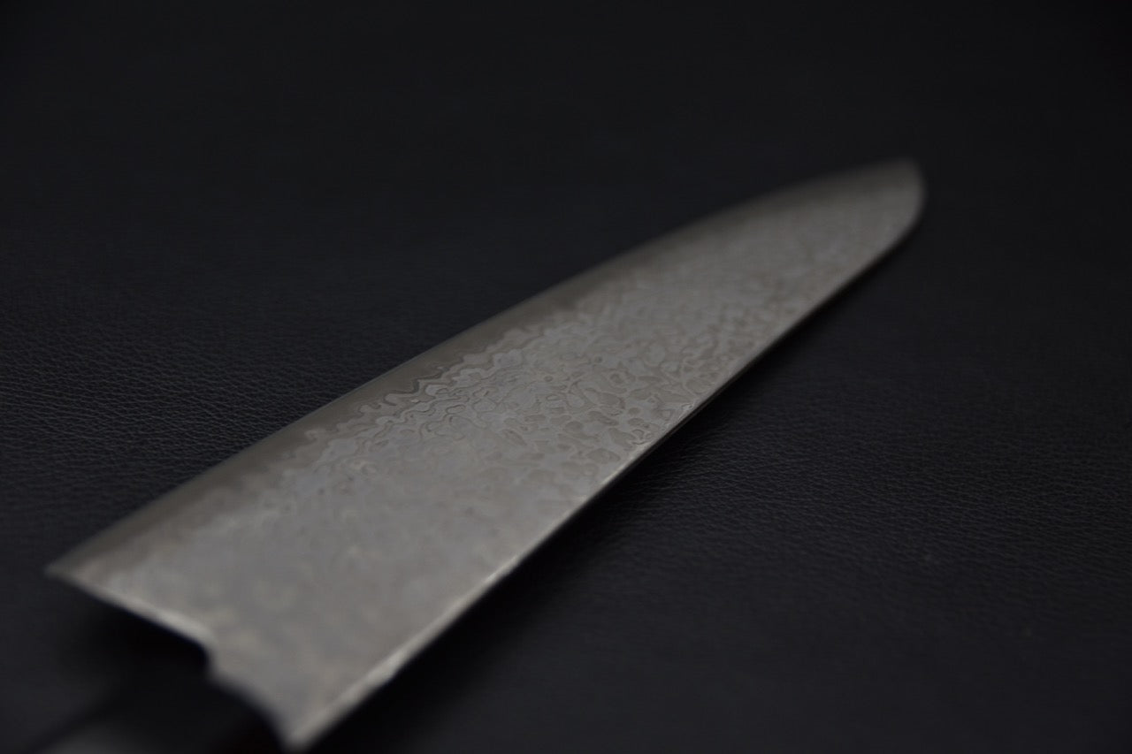 Couteau japonais Gyuto 195 mm, détail de la surface de lame avec motif ondulé.