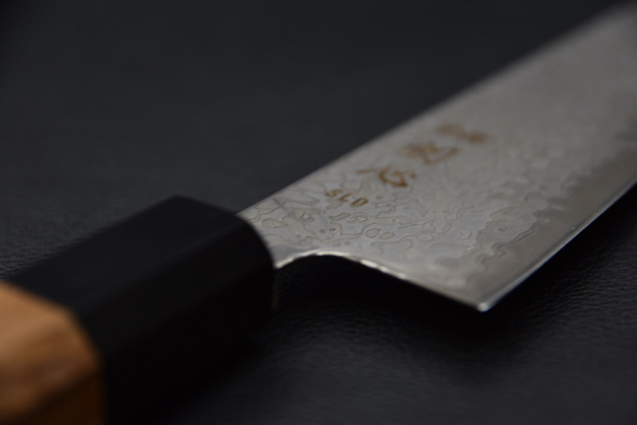 Couteau japonais Gyuto 195 mm, vue rapprochée du talon et de la gravure SLD.