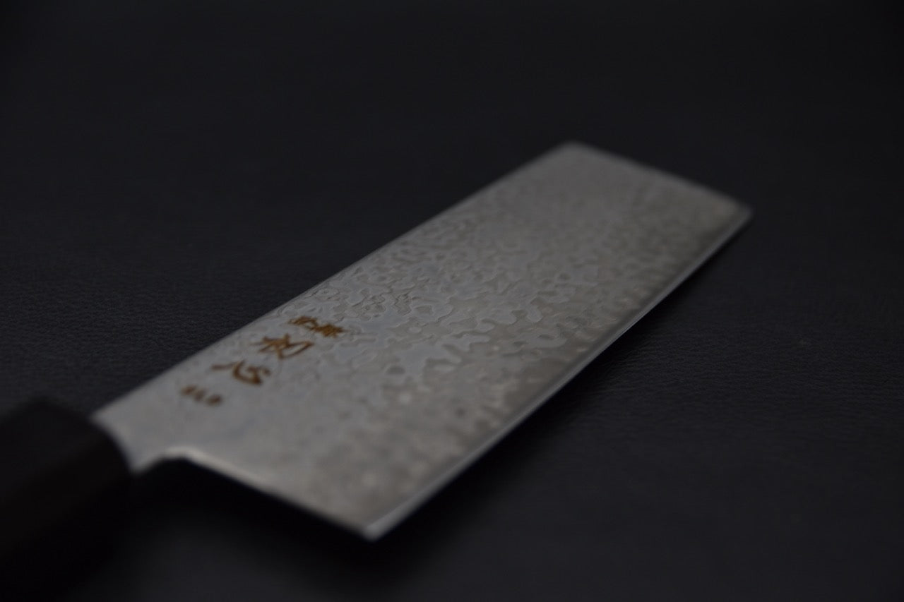 Détail de la lame damassée du couteau japonais Nakiri Hatsukokoro Hikari.