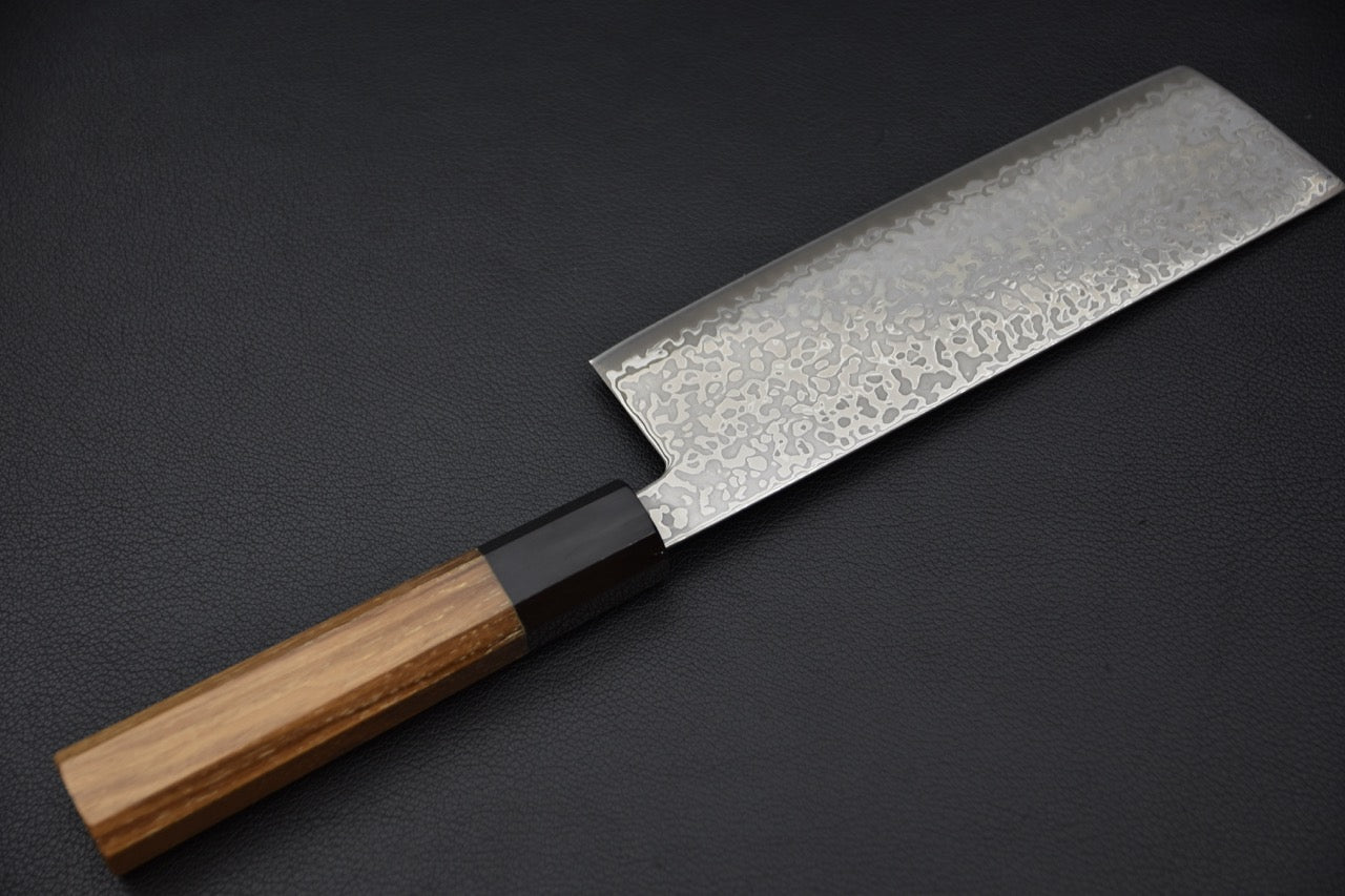 Vue arrière du couteau japonais Nakiri Hatsukokoro Hikari avec motif damas.