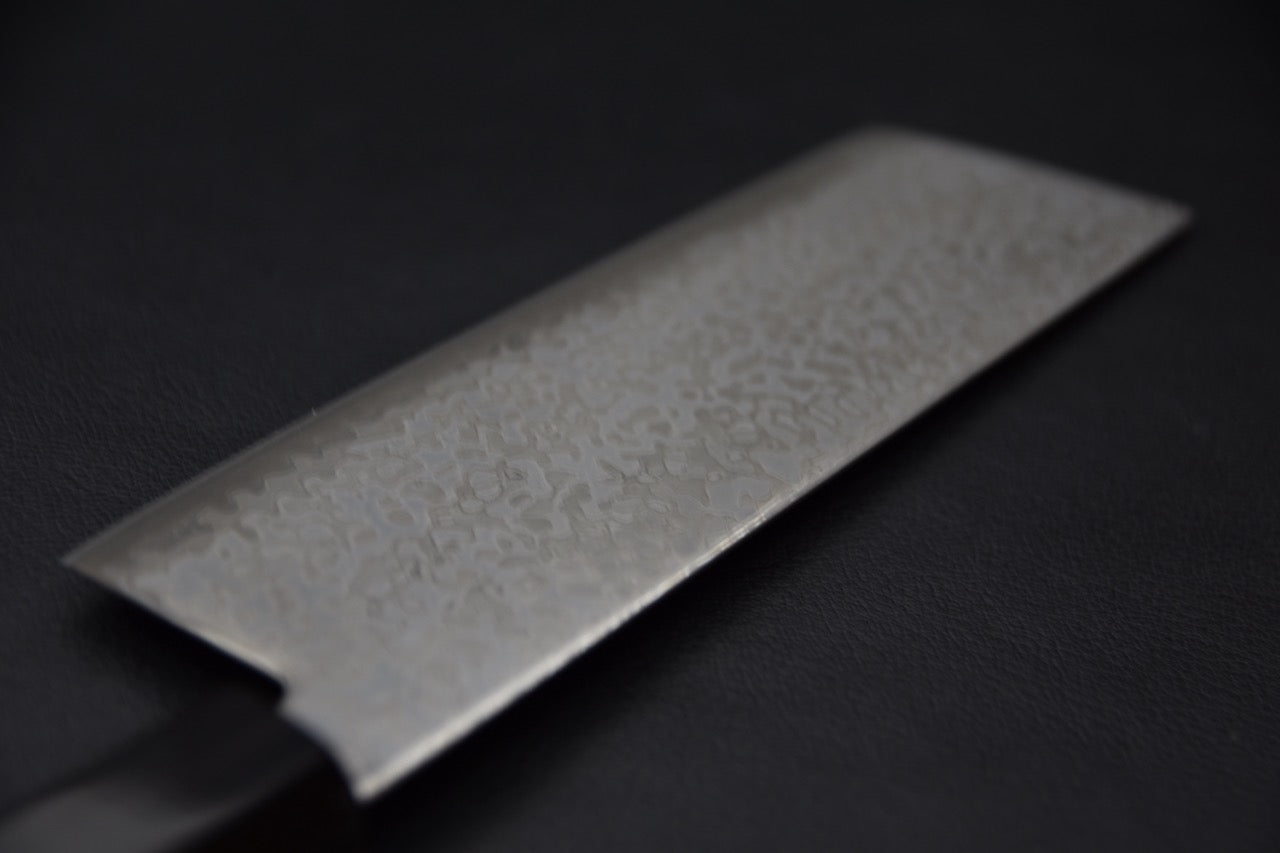 Profil de la lame montrant la finesse du biseau du couteau japonais.