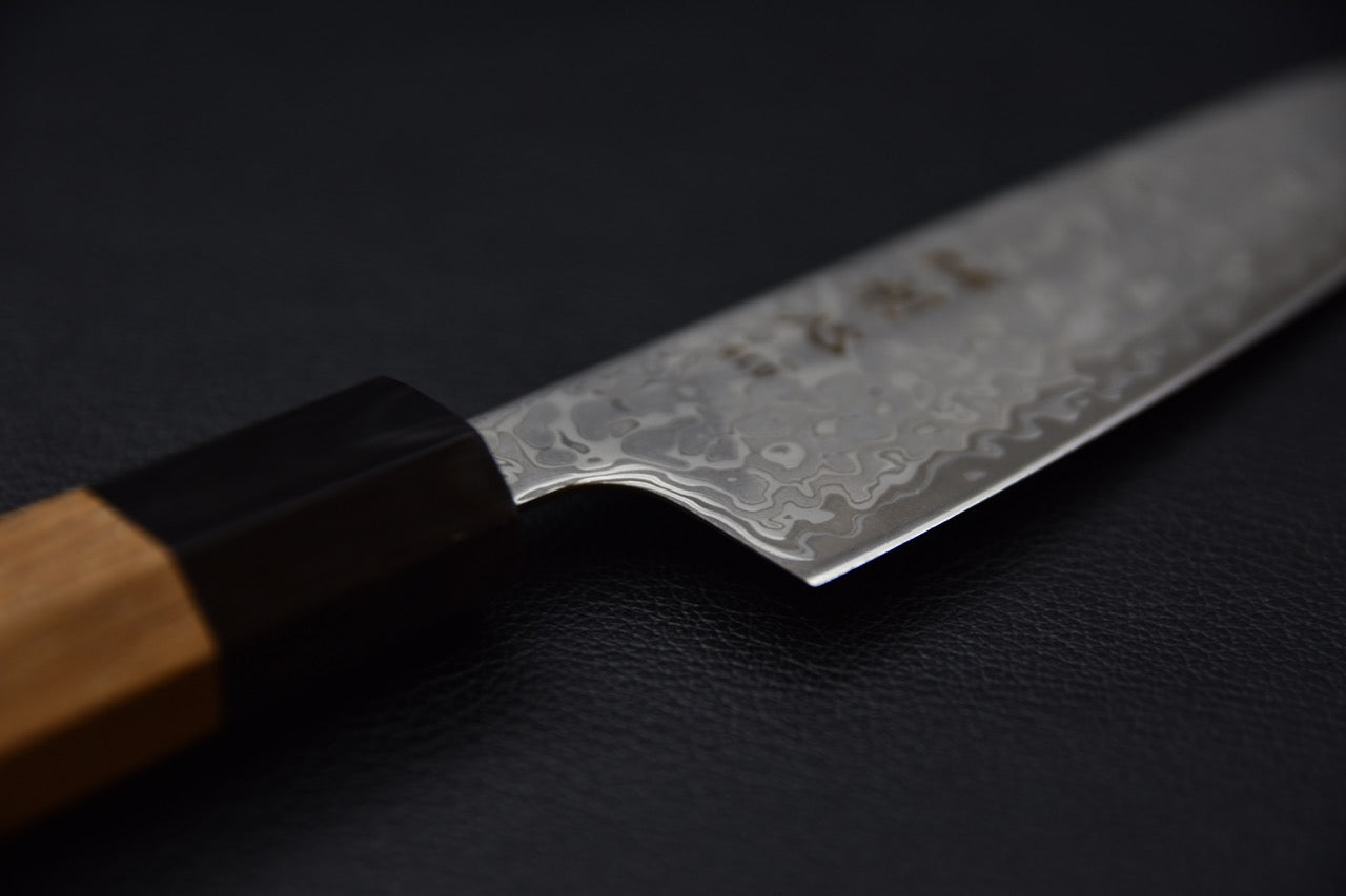 couteau japonais combinant lame damas Kurozome et manche bois naturel