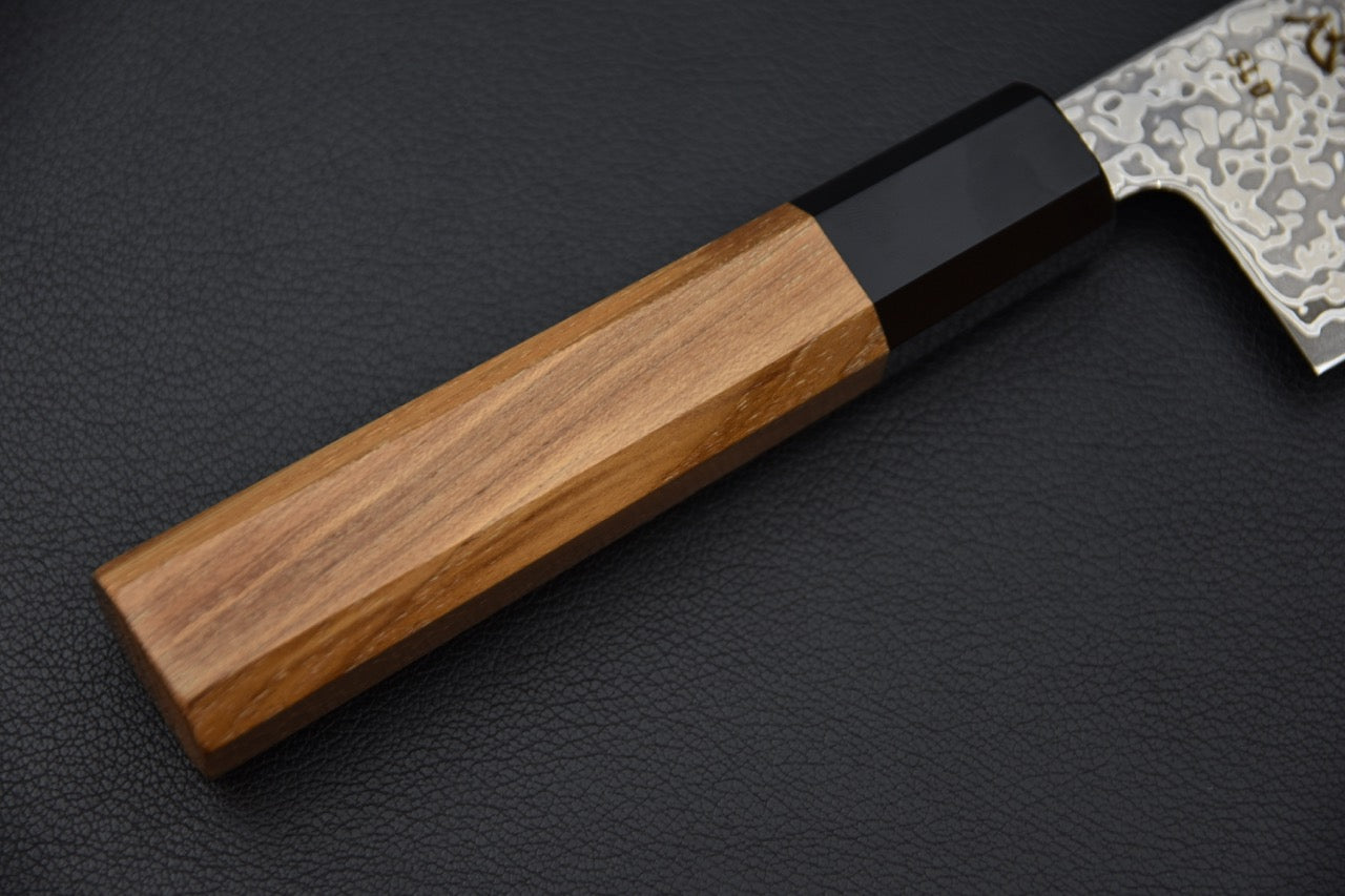 Jonction entre la lame et le manche du couteau japonais Santoku SLD Damascus — Stay Sharp Montréal.