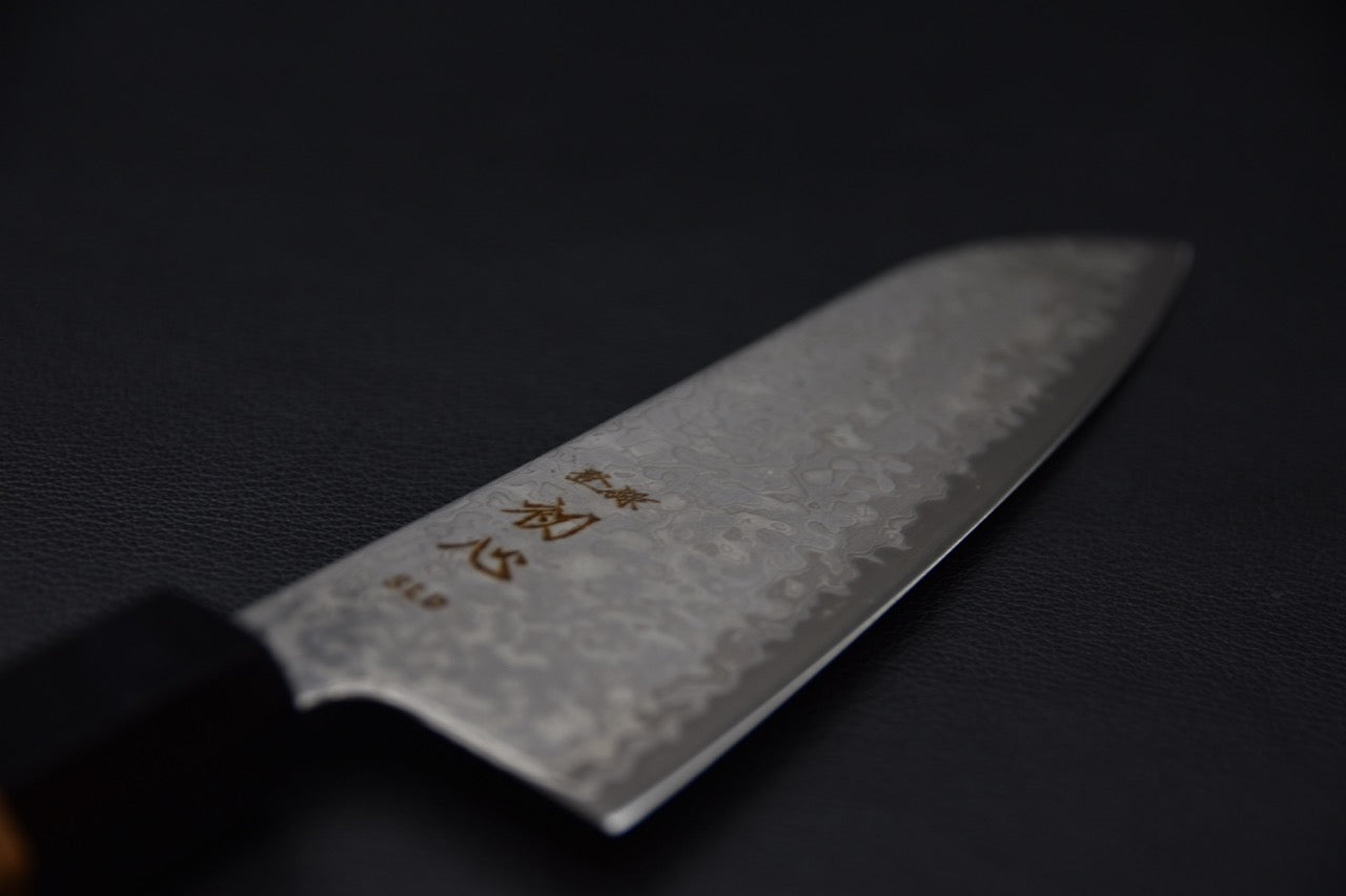 Détail du motif damassé sur la lame du couteau japonais Santoku 165mm — Stay Sharp Montréal.