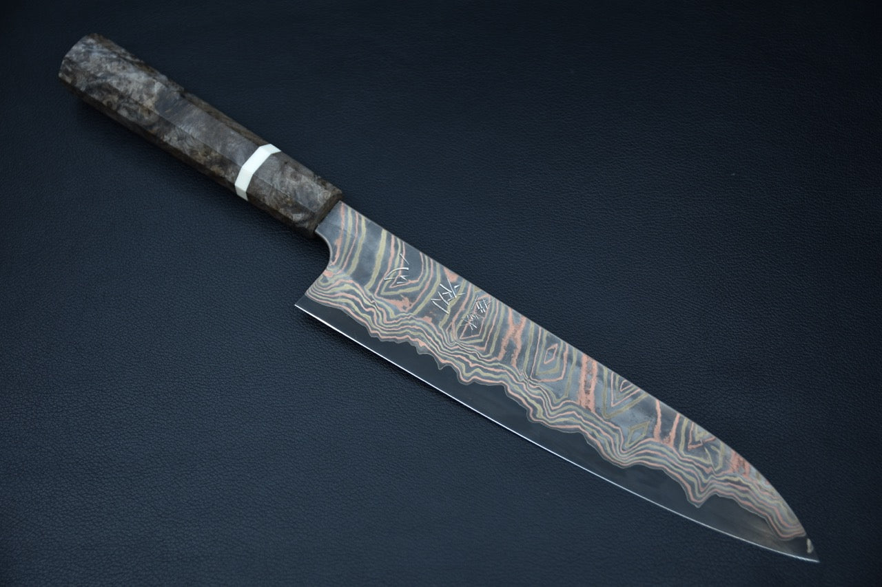 Couteau japonais gyuto 240mm Hatsukokoro Irodori Aogami #2 Rainbow Damascus, vue complète sur fond noir — Stay Sharp Montréal.