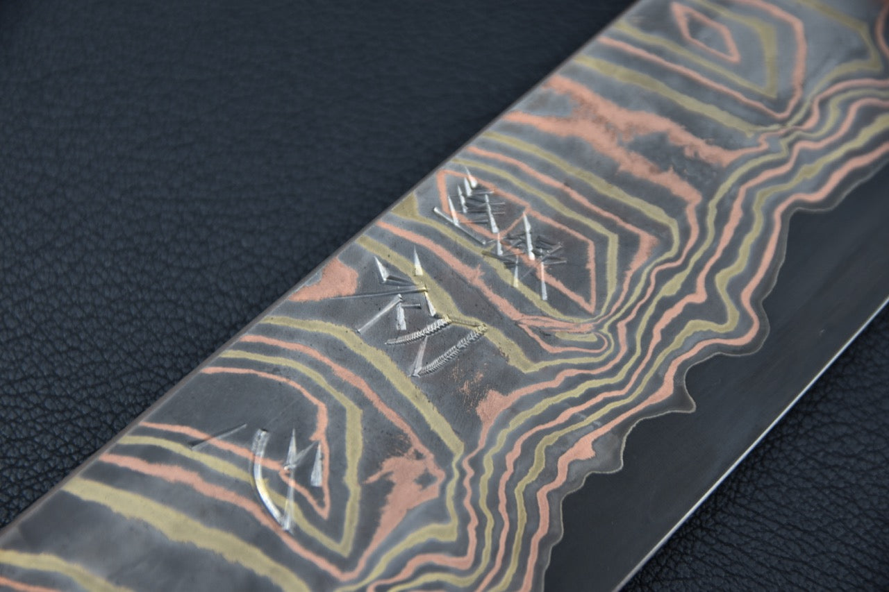 Gravure kanji sur la lame d’un couteau japonais Rainbow Damascus Aogami #2 — Stay Sharp Montréal.