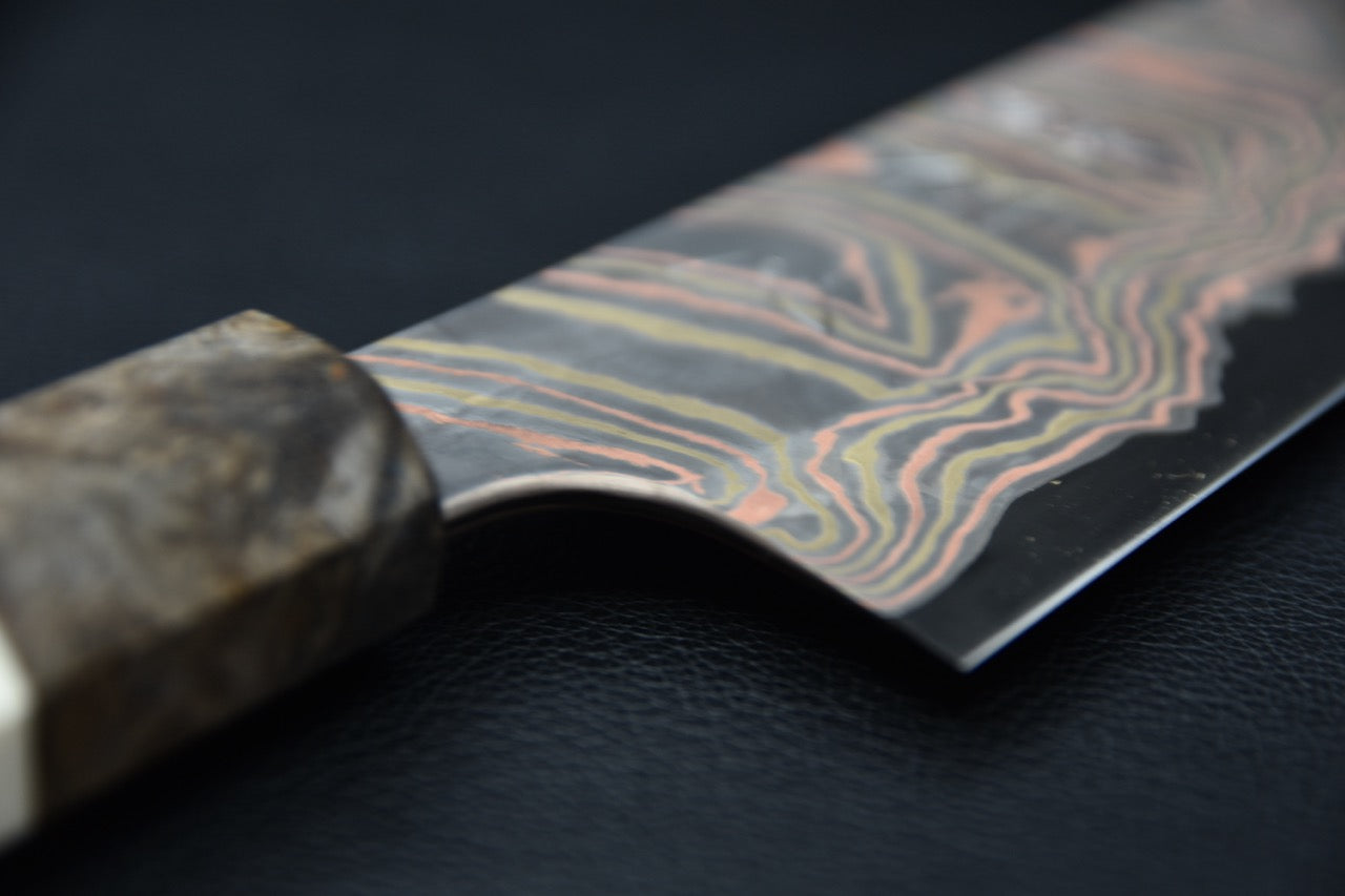 Manche octogonal en bouleau stabilisé avec virole claire sur couteau japonais — Stay Sharp Montréal.