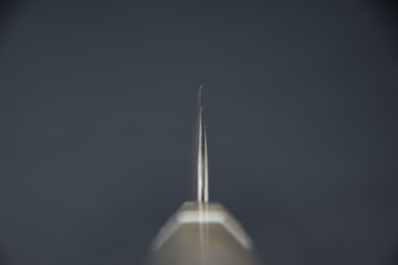 Détail du talon et de la transition lame-manche d’un couteau japonais Gyuto Rainbow Damascus — Stay Sharp Montréal.