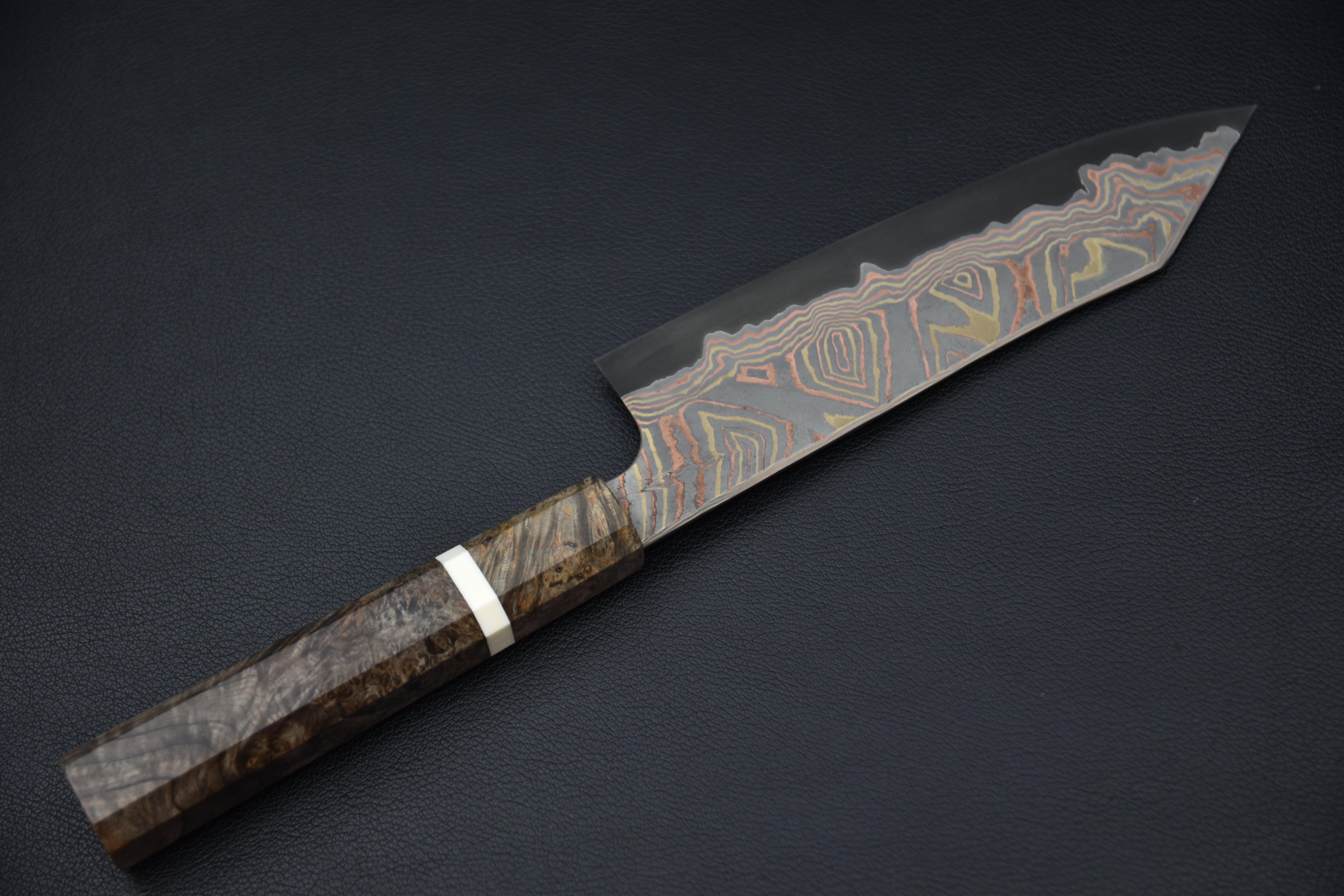 Couteau japonais bunka 180mm Rainbow Damascus, profil de lame avec pointe kiritsuke et manche en bouleau.