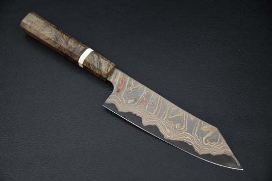 Couteau japonais bunka 180mm Hatsukokoro Irodori Aogami #2 Rainbow Damascus Kurozome, vue complète sur fond noir.
