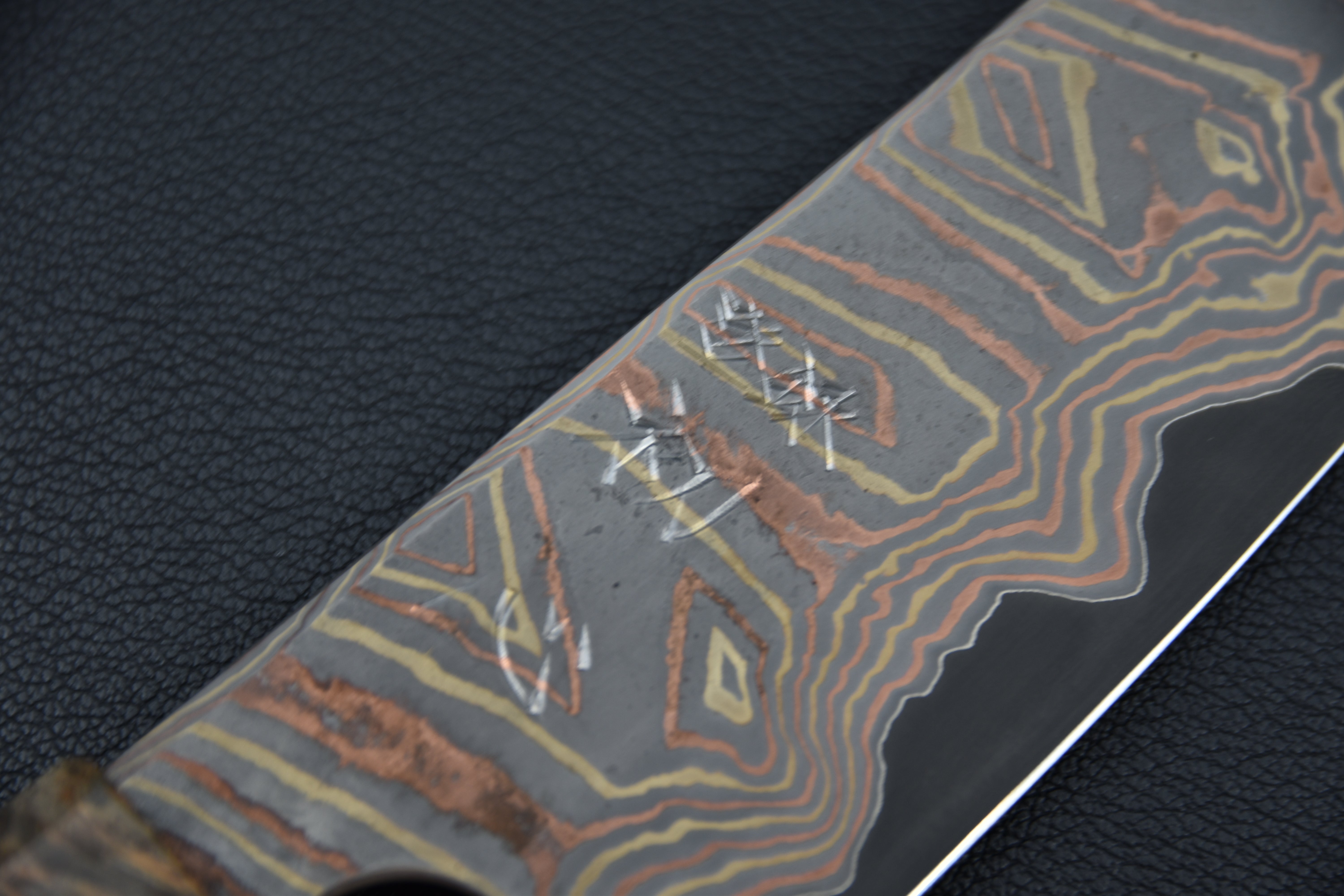 Détail du damas Rainbow Kurozome sur couteau japonais en Aogami #2, gravure kanji visible.