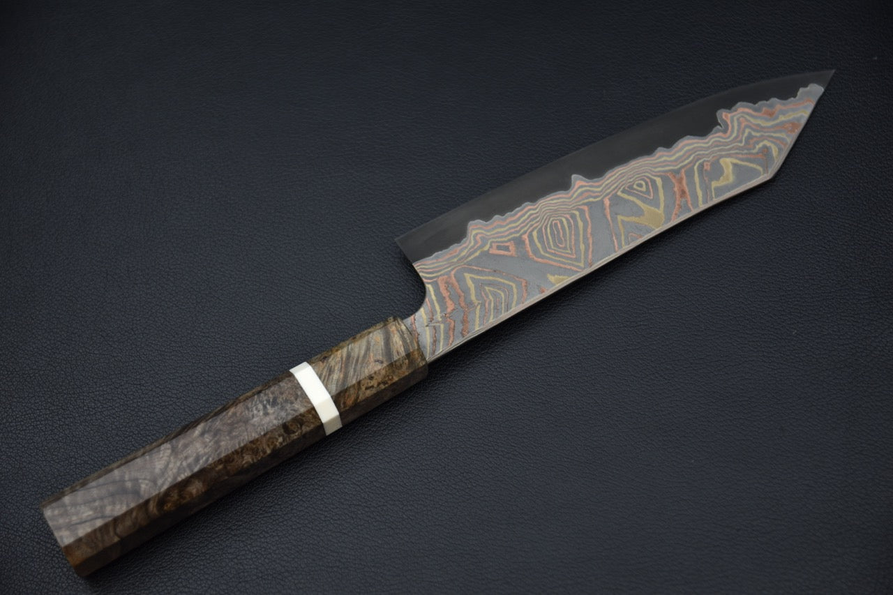Couteau japonais bunka 180mm, finition kuro-zome et tranchant poli en contraste.