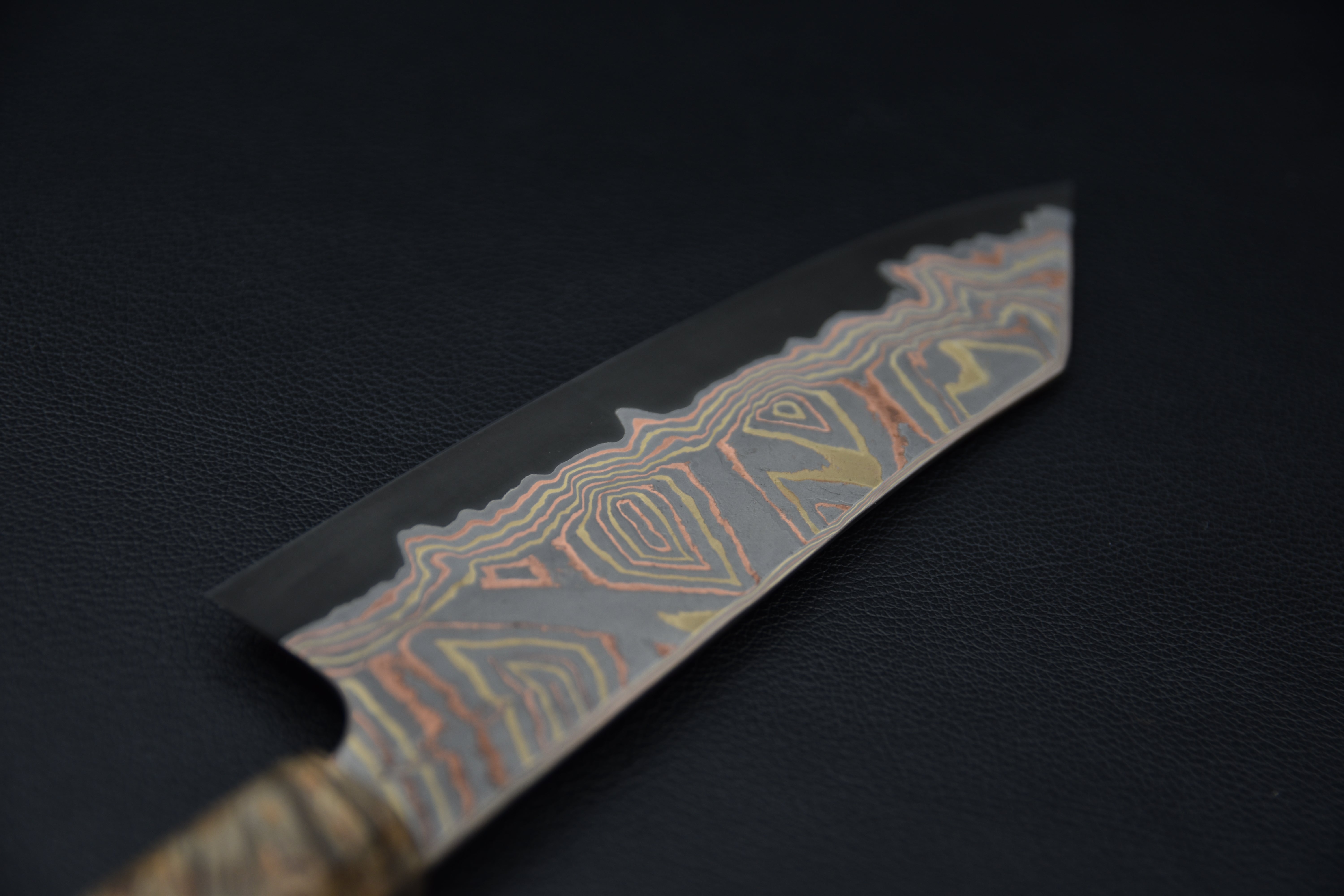 Manche octogonal en bouleau stabilisé avec bague claire sur couteau japonais bunka 180mm.